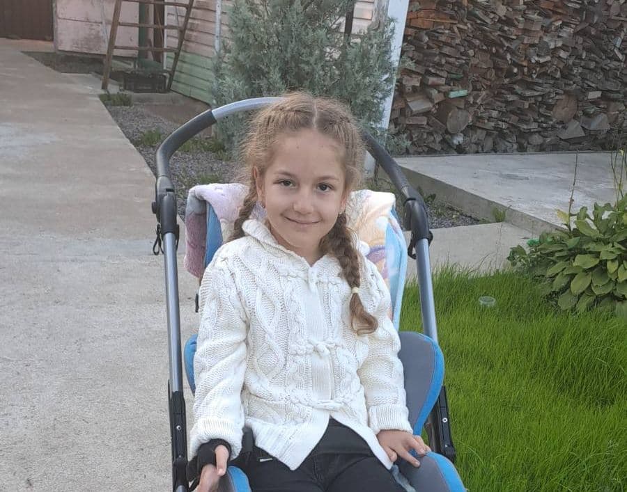 Evelina are nevoie de cadru de mers ortopedic