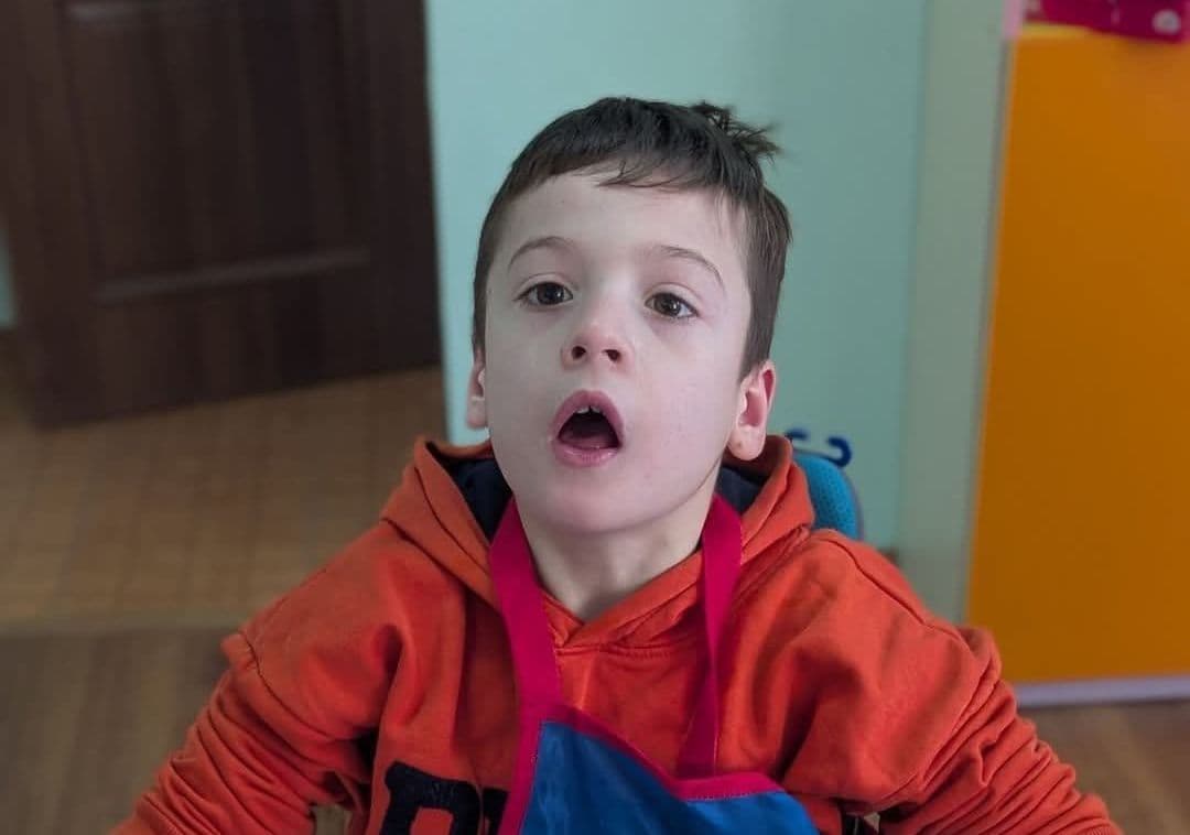 Un scăunel special pentru Nichita este o necesitate