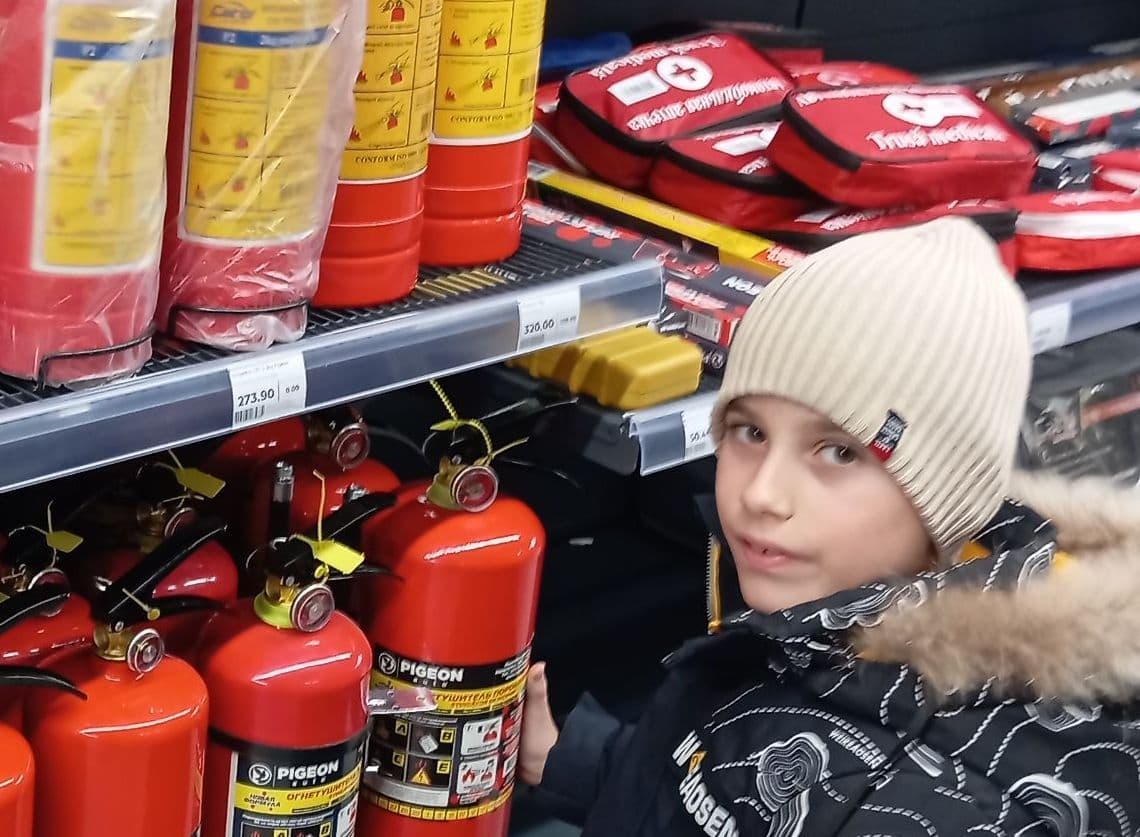 Să îl ajutăm pe Daniel cu haine și încălțăminte